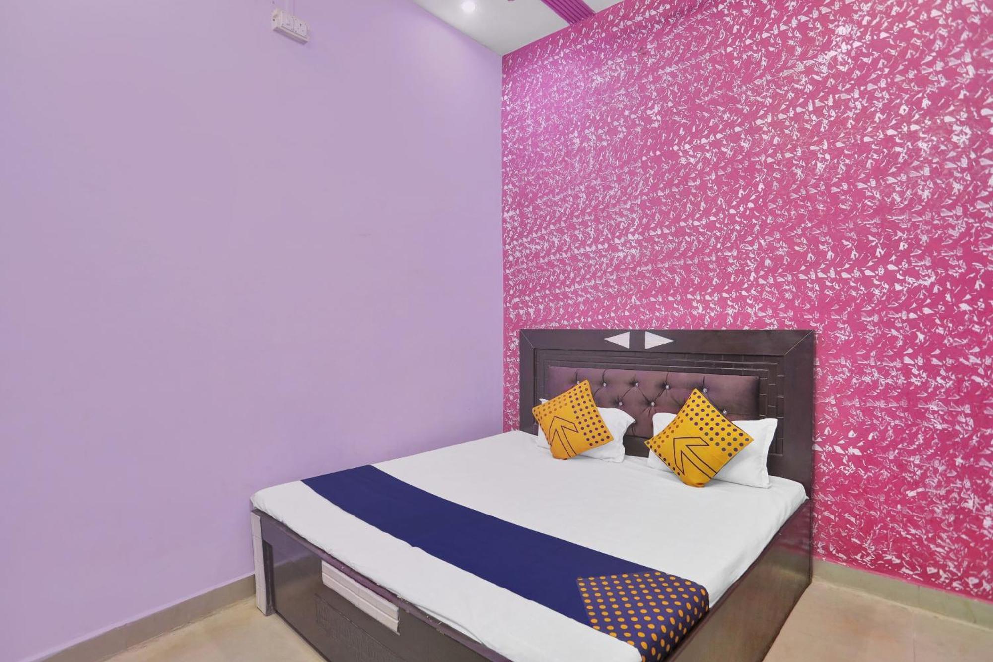 Hotel O Aniruddha Palace Mathura Esterno foto