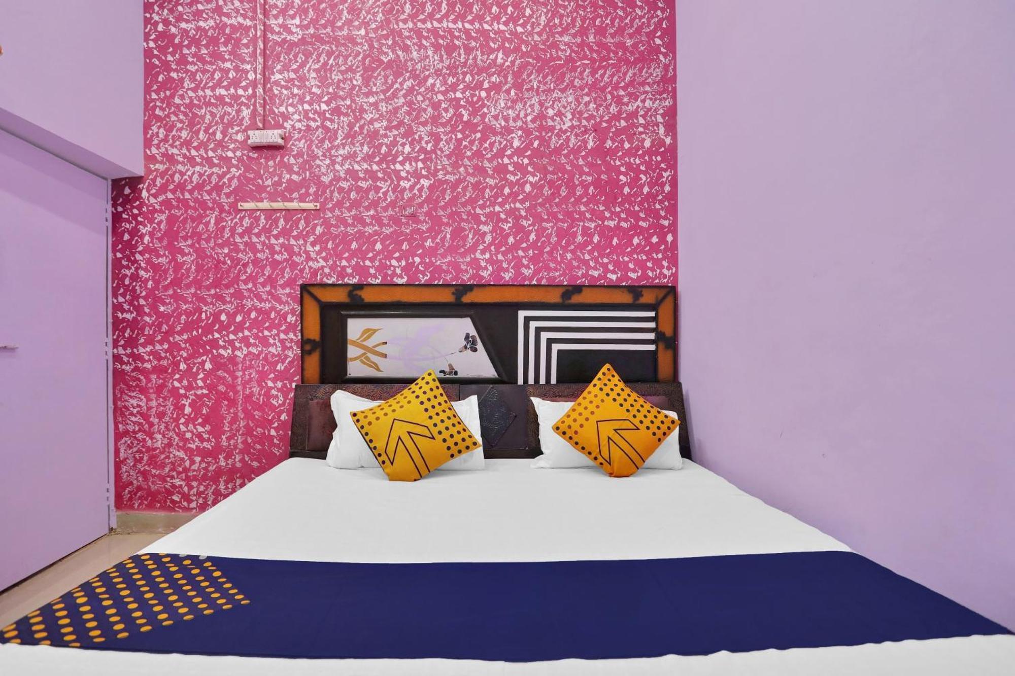 Hotel O Aniruddha Palace Mathura Esterno foto