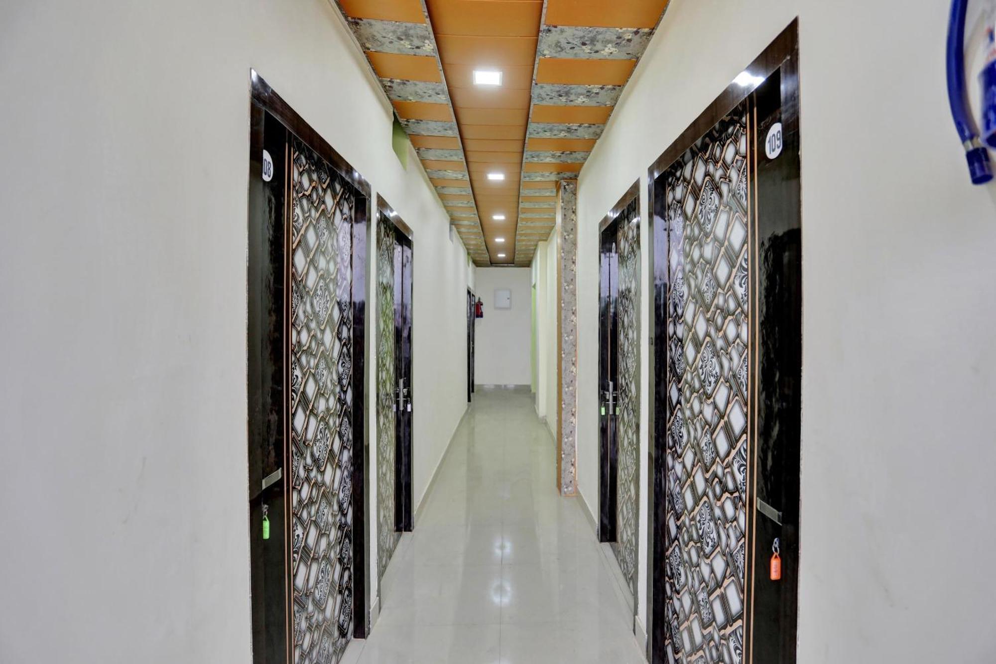 Hotel O Aniruddha Palace Mathura Esterno foto